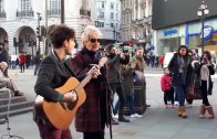 Rod Stewart surprises Street Musician and sings along Handbags And Gladrags